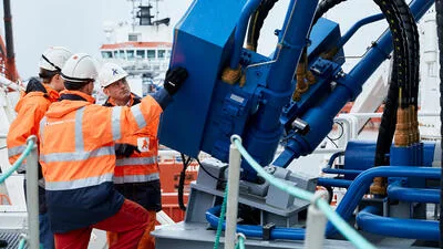 Offshore platform transfer system, associated with inventor Jan van der Tempel